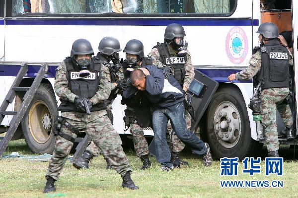     9月9日，在菲律宾首都马尼拉南部的塔吉格城，菲律宾国家警察特别行动部队举行人质营救演习。 新华社发（鲁埃勒·乌马利摄）