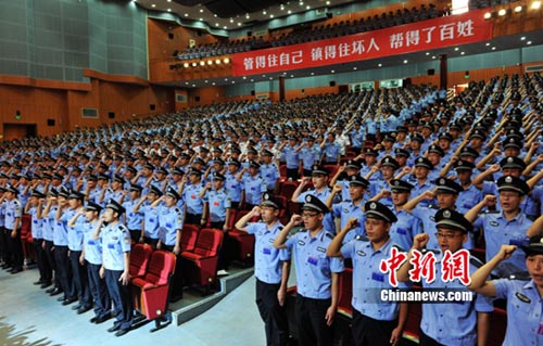 千余名新招录民警宣誓。向沈军 摄