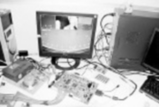 被收缴的电脑等作案工具。 被收缴的电脑等作案工具。