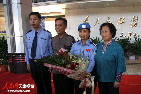 海地维和民警刘津津和前来迎接的家人