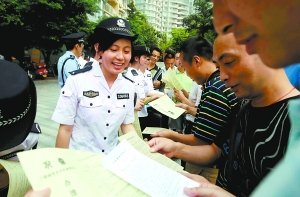 300名警务文职人员进社区 居民感觉很贴心(图)