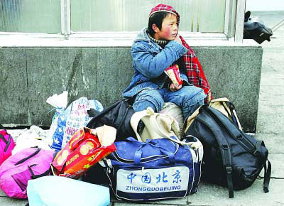 北京，一个年轻民工抵达火车站。每年春节过后，上百万民工从家乡返回务工的城市。  CFP