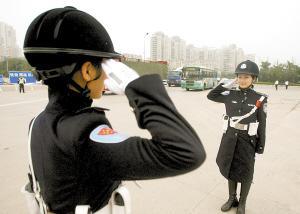 重庆女子交巡警换冬装 大衣前后都有爆闪灯(图)