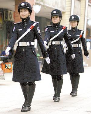 重庆女子交巡警换冬装 大衣前后都有爆闪灯(图)