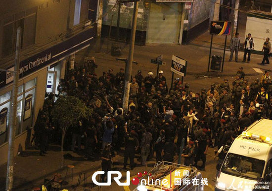 秘鲁警方击毙一名银行劫匪 成功解救33名人质(高清组图)