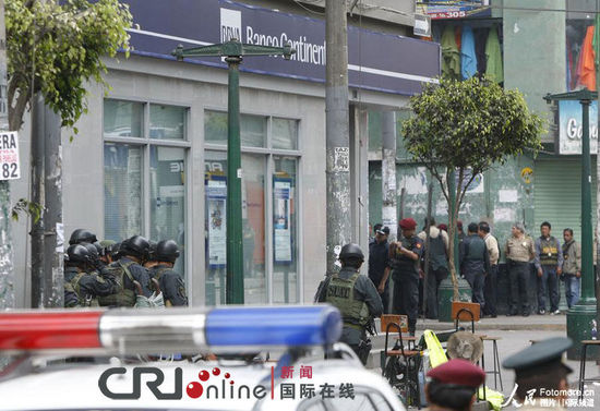 秘鲁警方击毙一名银行劫匪 成功解救33名人质(高清组图)