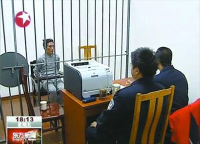 □嫌犯正在接受审讯　屏幕截图