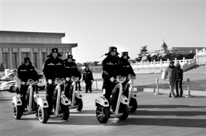民警骑着“智能单警”在天安门广场上巡逻 通讯员 姚徐敏 摄