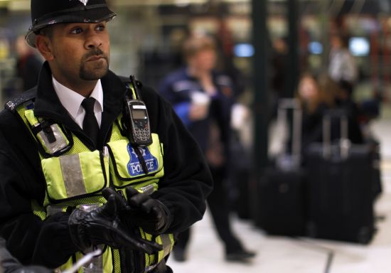 图为一位在国王十字(King's Cross)火车站巡逻的警官
