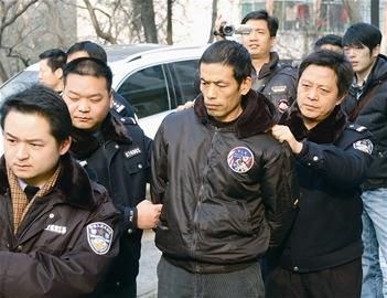 抢劫文物嫌疑人被押解回黄州