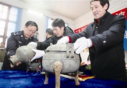 文物专家对追回的被劫青铜器进行鉴定