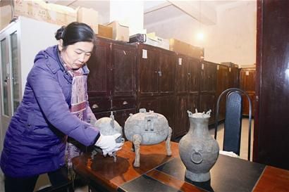 博物馆工作人员将追回的文物清点收藏入库