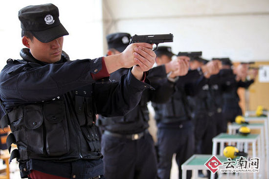 昆铁警方特警大练兵强化处突防暴（组图）