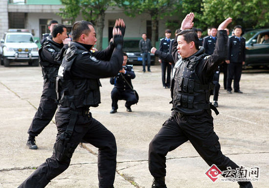 昆铁警方特警大练兵强化处突防暴（组图）