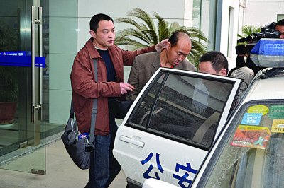 姜如军被押解回苏。彭昊 摄