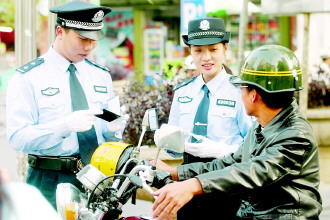上图为泉州民警在街头执勤。林良标／CFP