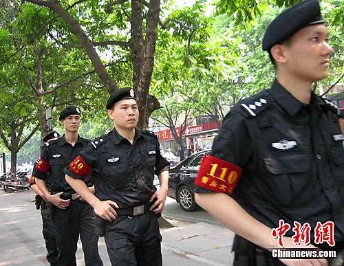 图为队员在街头巡逻。