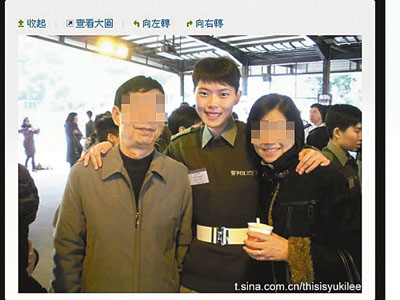 身穿学警制服的李容琪在警校与亲友合照。 网上图片