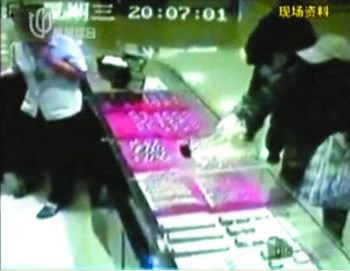 劫匪用榔头砸破柜台玻璃