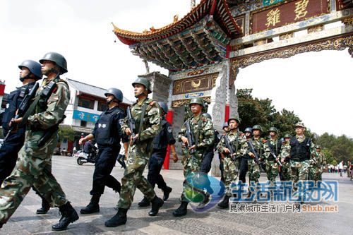 市公安局表示,尽管巡逻民警随身佩戴枪支、警棍和防暴盾牌,但市民不必惊慌 生活新报记者 何志强 摄 市公安局表示,尽管巡逻民警随身佩戴枪支、警棍和防暴盾牌,但市民不必惊慌 生活新报记者 何志强 摄