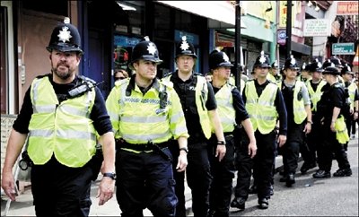 卡梅伦聘请美国警察学习治理骚乱遭英警方质疑