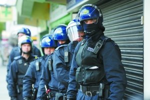 英国多名微博煽动骚乱者被捕 警察被指心太软