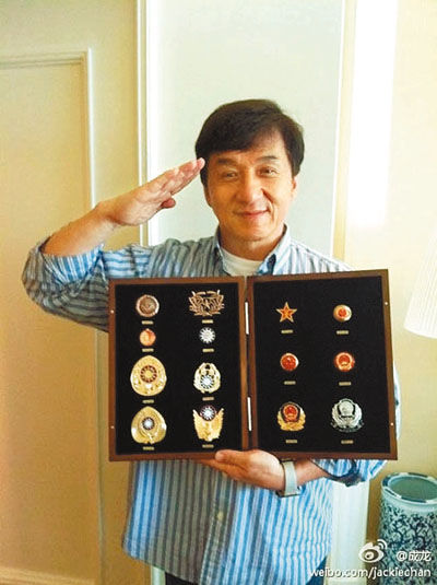 成龙与他的警察帽徽