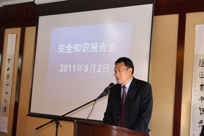 汉堡华侨华人联合会会长李福全代表侨胞对总领馆的大力协助和警察的精彩报告表示感谢。侨胞们纷纷表示受到了一次全面的安全知识和法律法规教育，掌握到了很多实用知识。