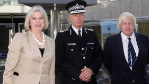 英国内政大臣特雷莎·梅（左）和伦敦市长约翰逊（右）都对霍根-豪（中）获任伦敦警察局局长表示欢迎。