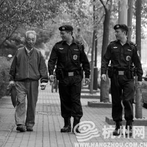 治安防控机动队队员在江干区昙花庵路巡逻 见习记者 陈荣辉 摄
