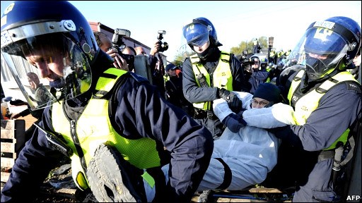 英警察采用声东击西战术强拆吉普赛“钉子户”(图)