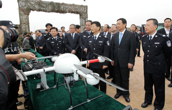 10月20日,全国公安特警大练兵成果汇报演练在湖北武汉举行,国务委员、公安部部长孟建柱观摩演练。图为演练前,孟建柱观看公安特警野战营地。 10月20日,全国公安特警大练兵成果汇报演练在湖北武汉举行,国务委员、公安部部长孟建柱观摩演练。图为演练前,孟建柱观看公安特警野战营地。