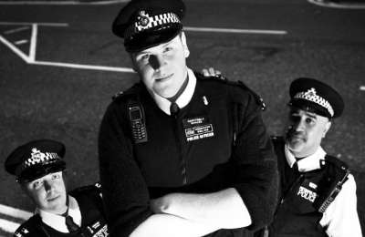 英国一警察高2.2米似姚明众人争相求合照（图）