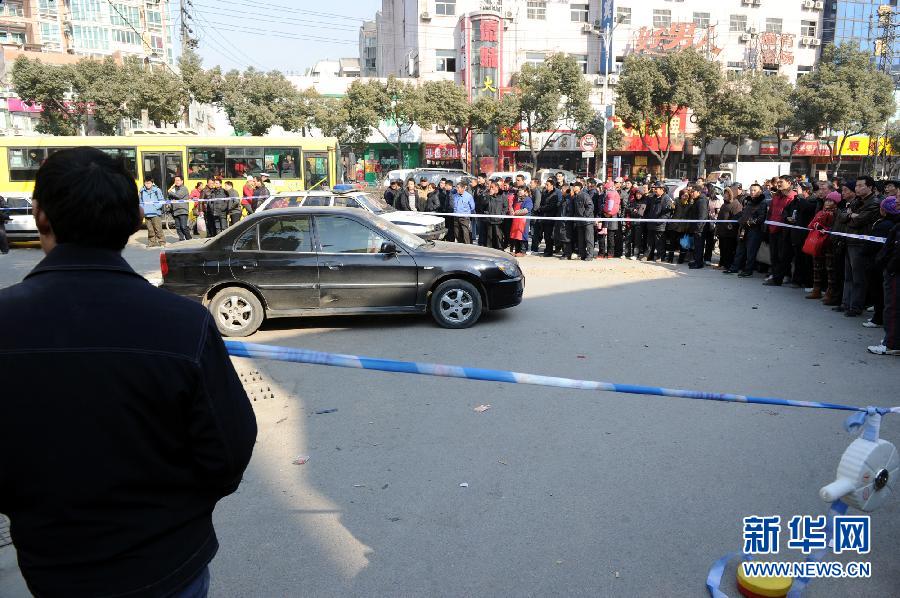 （突发事件）（1）南京发生一起抢劫案　提款人遭枪击身亡