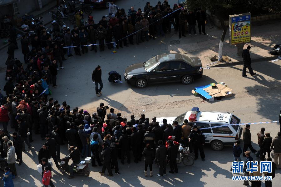（突发事件）（4）南京发生一起抢劫案　提款人遭枪击身亡