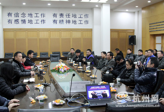 “沟通可以解决一切问题。”这是杭州网论坛上徐捷警务室版块的宗旨。