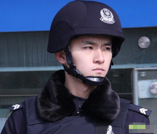 网友实拍南京火车站帅警察 帅脸360度无死角