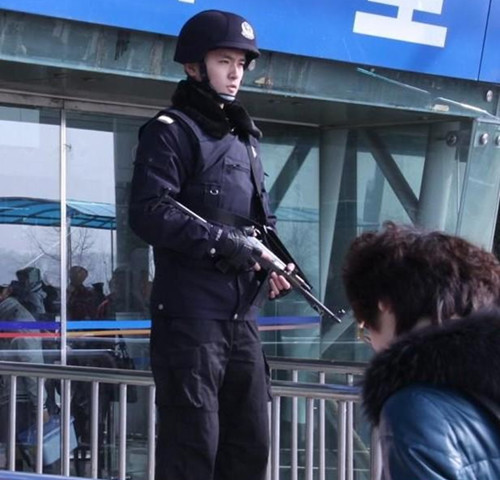 网友实拍南京火车站帅警察 帅脸360度无死角