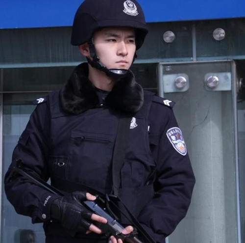 网友实拍南京火车站帅警察 帅脸360度无死角