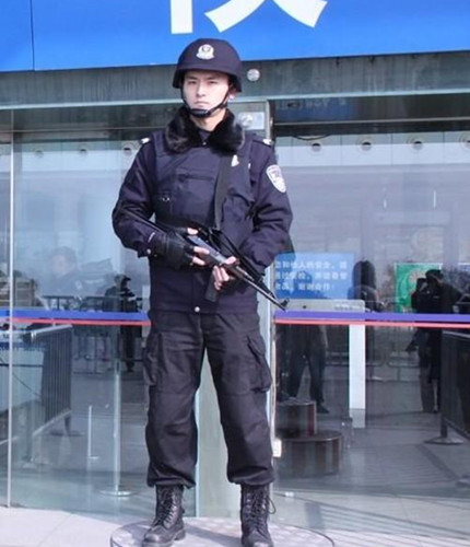 网友实拍南京火车站帅警察 帅脸360度无死角