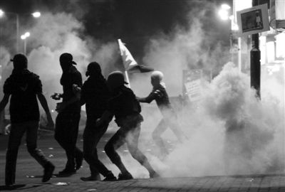 巴林警察射弹驱散反政府示威者