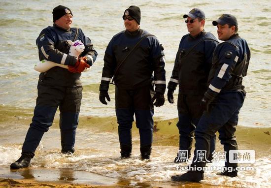 美国警察冬泳会 美女比基尼奔向冷水成焦点