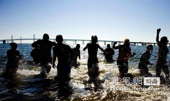 美国警察冬泳会 美女比基尼奔向冷水成焦点
