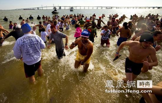 美国警察冬泳会 美女比基尼奔向冷水成焦点