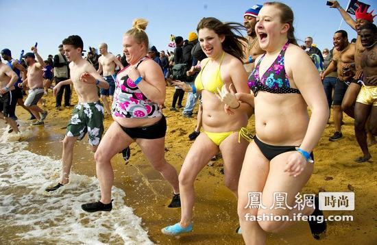 美国警察冬泳会 美女比基尼奔向冷水成焦点