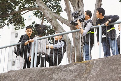 香港警方擒“高佬色魔”重案组押返现场重组案情