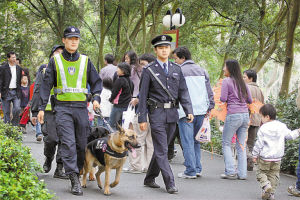 从4月1日起,机关民警也要利用休息时间,上路执勤。图为民警执行巡逻任务。深圳特区报记者 李伟文 摄 从4月1日起,机关民警也要利用休息时间,上路执勤。图为民警执行巡逻任务。深圳特区报记者 李伟文 摄