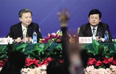 3月8日,全国人大常委会委员、全国人大常委会法制工作委员会副主任郎胜,全国人大常委会法制工作委员会刑法室副主任李寿伟就“刑事诉讼法修改”回答中外记者的提问。本报记者 赵亢 摄 3月8日,全国人大常委会委员、全国人大常委会法制工作委员会副主任郎胜,全国人大常委会法制工作委员会刑法室副主任李寿伟就“刑事诉讼法修改”回答中外记者的提问。本报记者 赵亢 摄