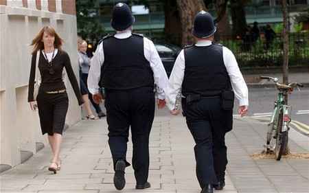 All police officers should be made to take an annual fitness test, with a pay cut for those who repeatedly fail, a review said. All police officers should be made to take an annual fitness test, with a pay cut for those who repeatedly fail, a review said.