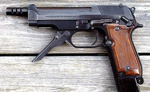 凶嫌疑持与图中同款的贝瑞塔93R冲锋手枪犯案。台湾《苹果日报》图 凶嫌疑持与图中同款的贝瑞塔93R冲锋手枪犯案。台湾《苹果日报》图